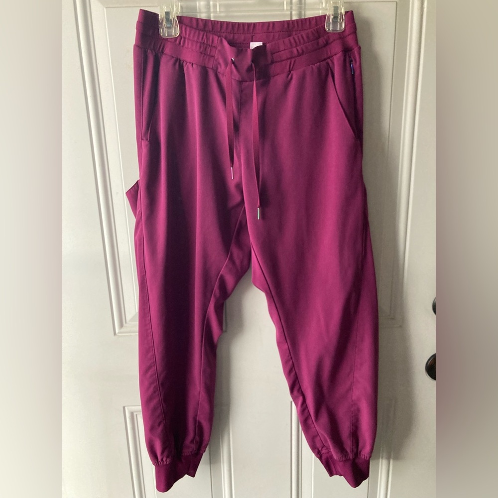 Woman’s WonderWink maroon scrub joggers